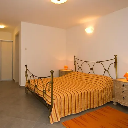 Apartment And Dama