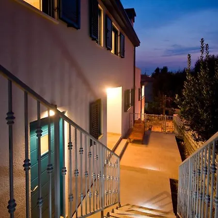 Апартаменти And Dama Пула